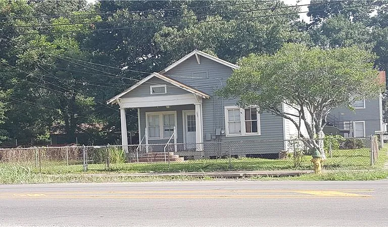 202 Carmel Dr — Photo 1
