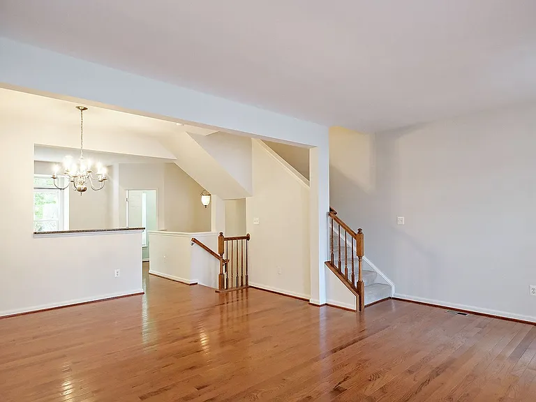 914 Bing Ln — Photo 2