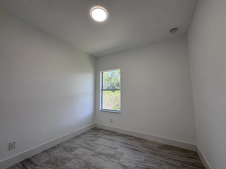 1605 Nora Ln — Photo 9