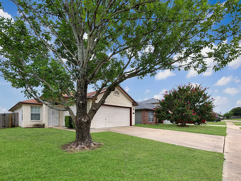 1404 Fox Creek Dr — Photo 2