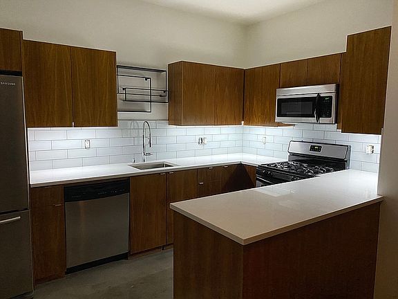 2nd image of 140 S Gramercy Pl APT 1