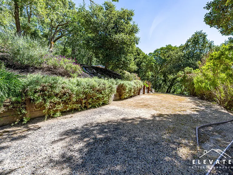 9400 Chalk Hill Rd — Photo 47