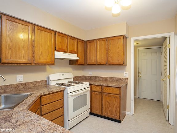 4th image of 829 Dracut Ln