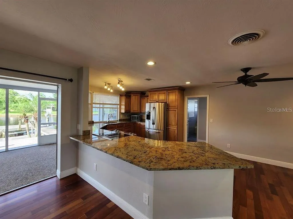 3 bed, 2.0 bath, 1619 sqft, $5,500 — Photo 3