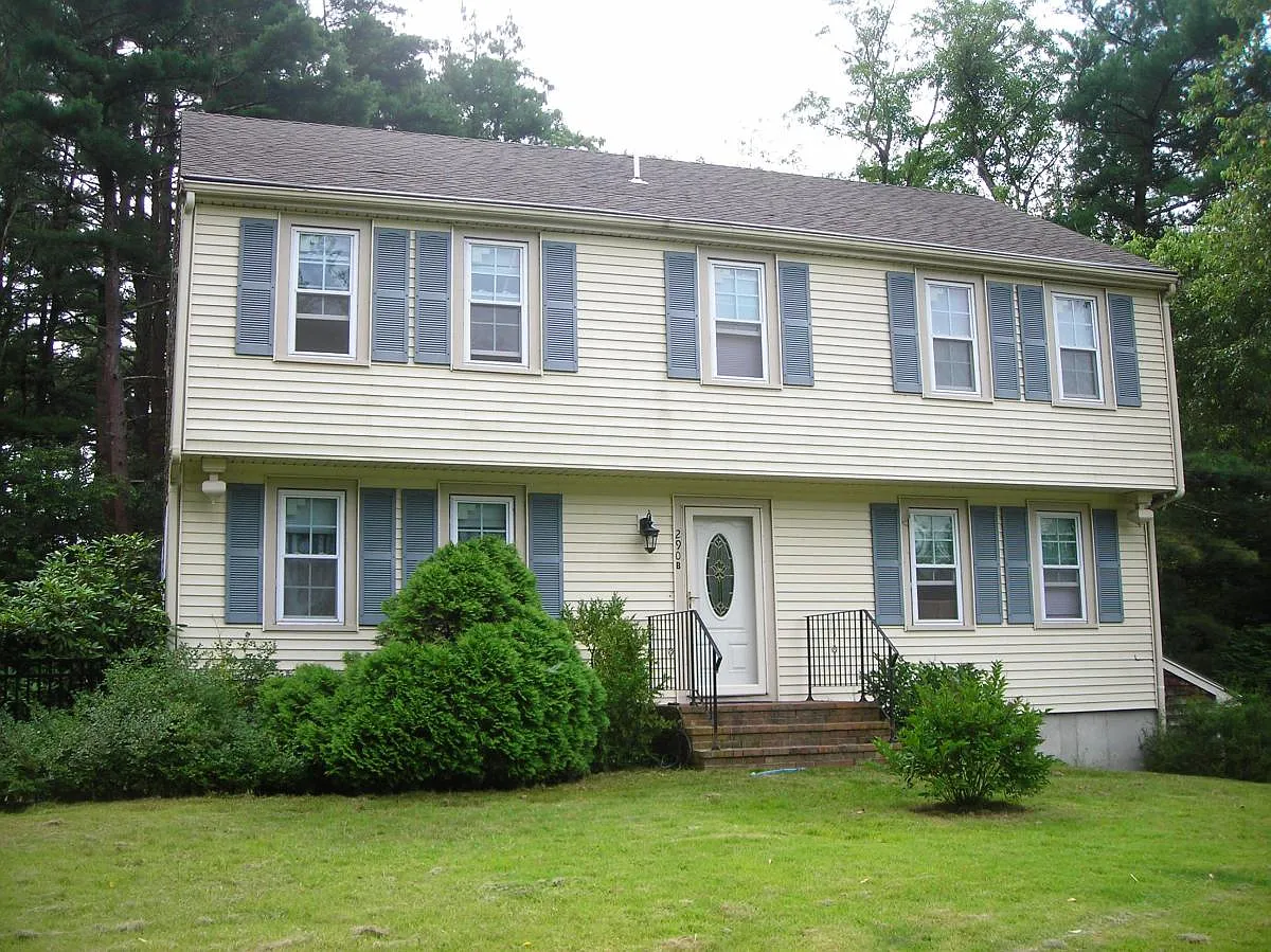 4 bed, 2.5 bath, 2400 sqft, $4,500 — Photo 1