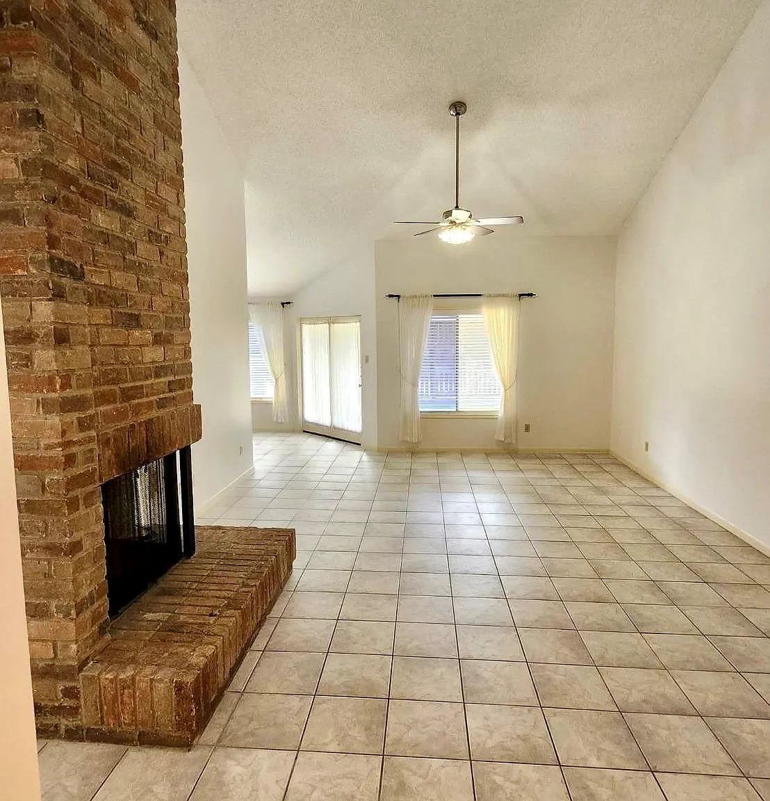 4 bed, 1884 sqft, $2,350 — Photo 3