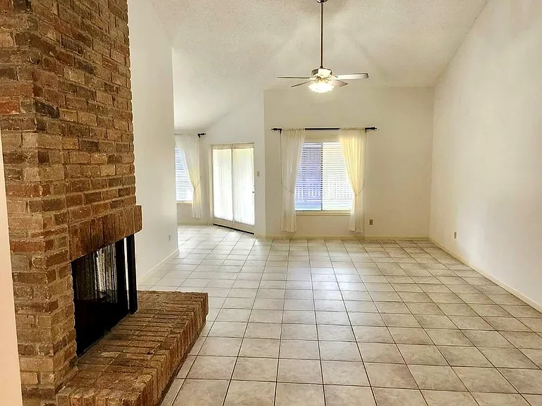 2118 Hickory Lawn Dr — Photo 3