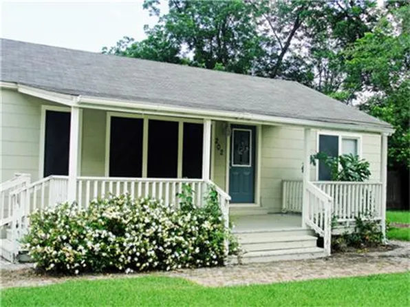 202 Tyler St, Tomball, TX 77375