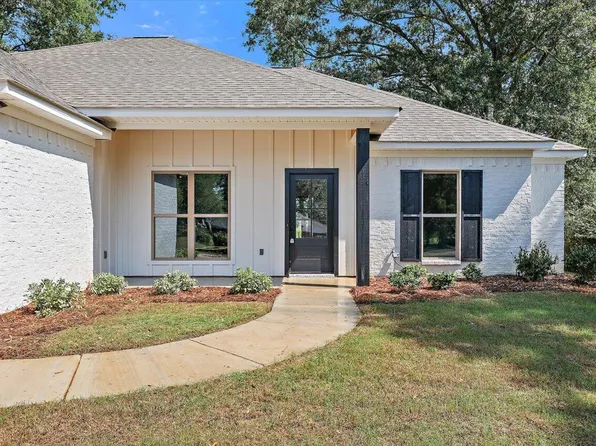 207 NE Davis St, Magee, MS 39401