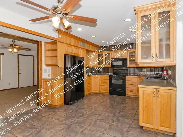 7868 N Soledad Ave — Photo 6