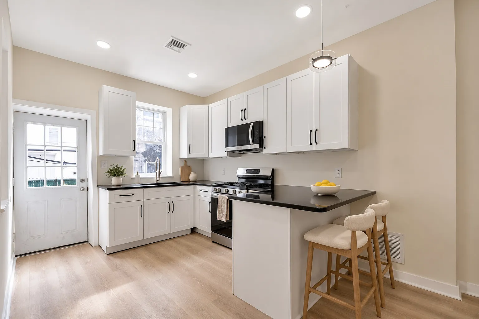 3 bed, 1399 sqft, $2,395 — Photo 4