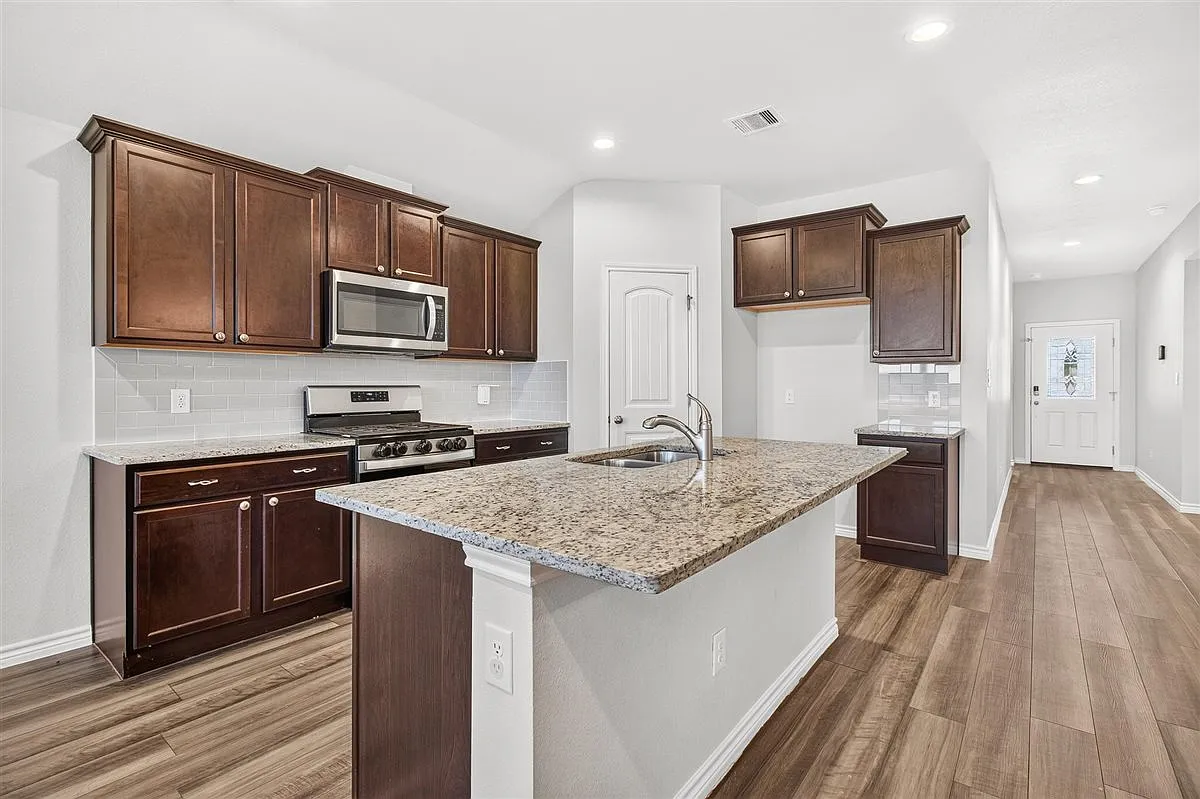 4 bed, 1848 sqft, $2,600 — Photo 2