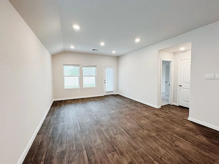 1207 Camden Ln — Photo 12