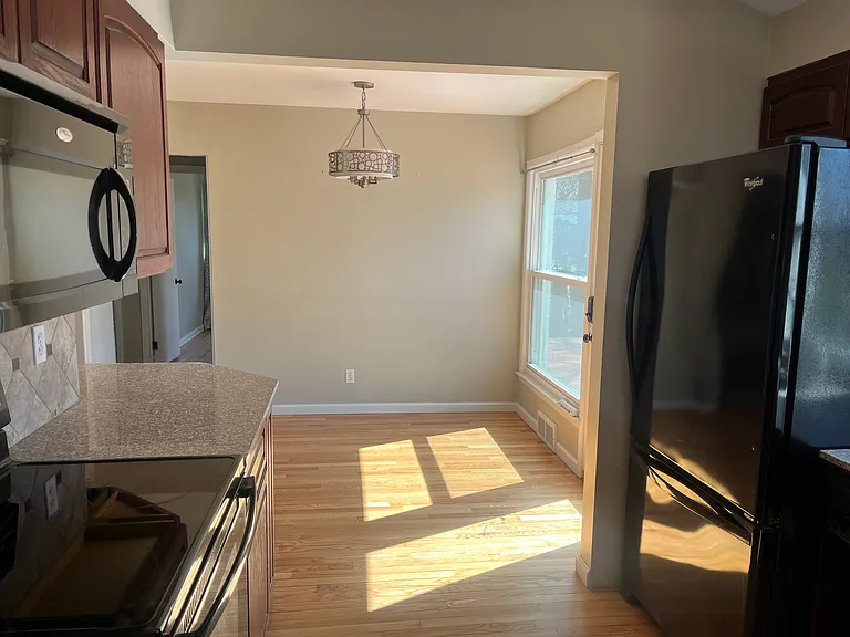 15859 Buckingham Ave — Photo 5