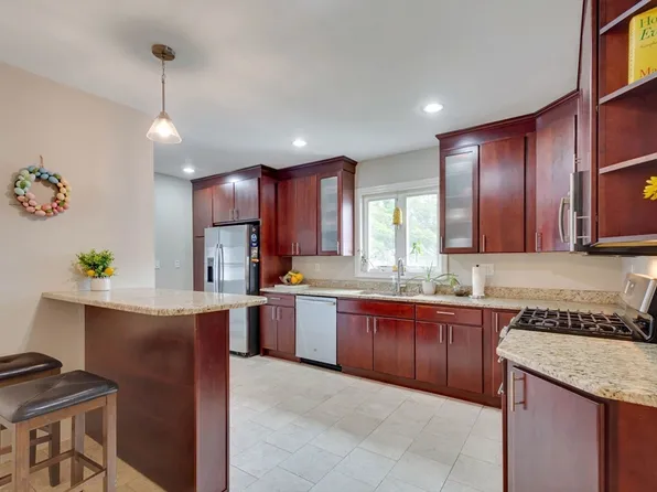 95 Landseer St, West Roxbury, MA 02132