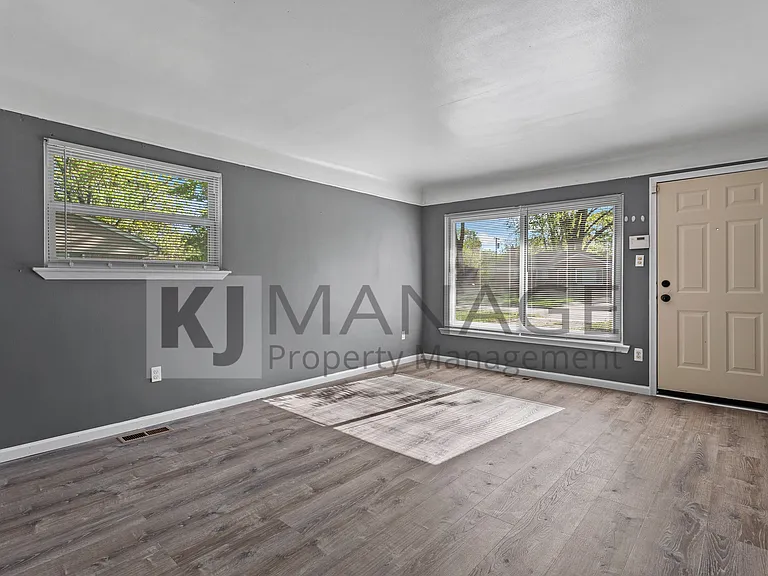 28203 Sutherland St — Photo 5