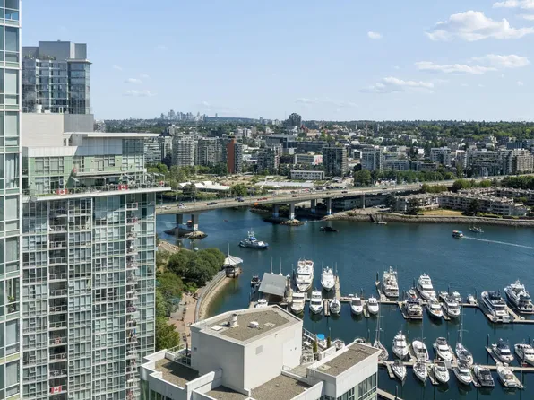 198 Aquarius Mews #2905, Vancouver, BC V6Z 2Y4