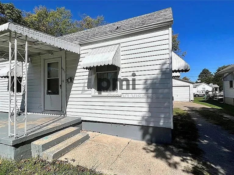 1910 W Grand Ave photo 1