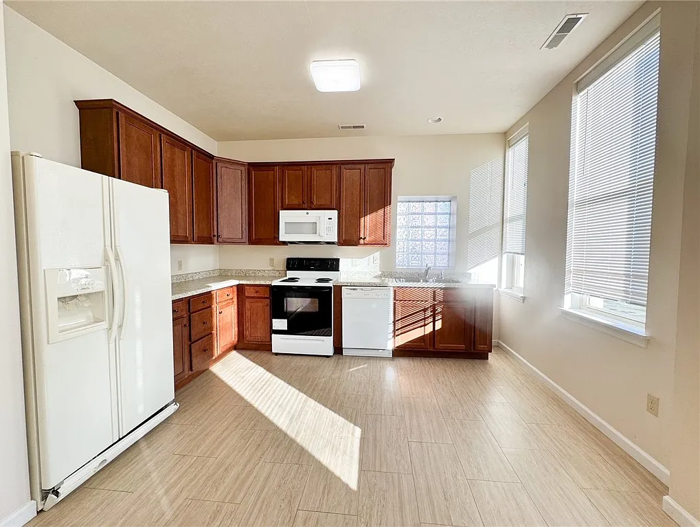 2 bed, $1,000 — Photo 3
