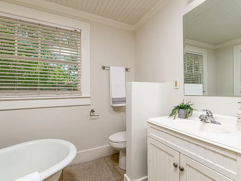 1109 Albany St — Photo 9