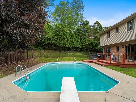 3rd image of 1890 Ludgate Ln