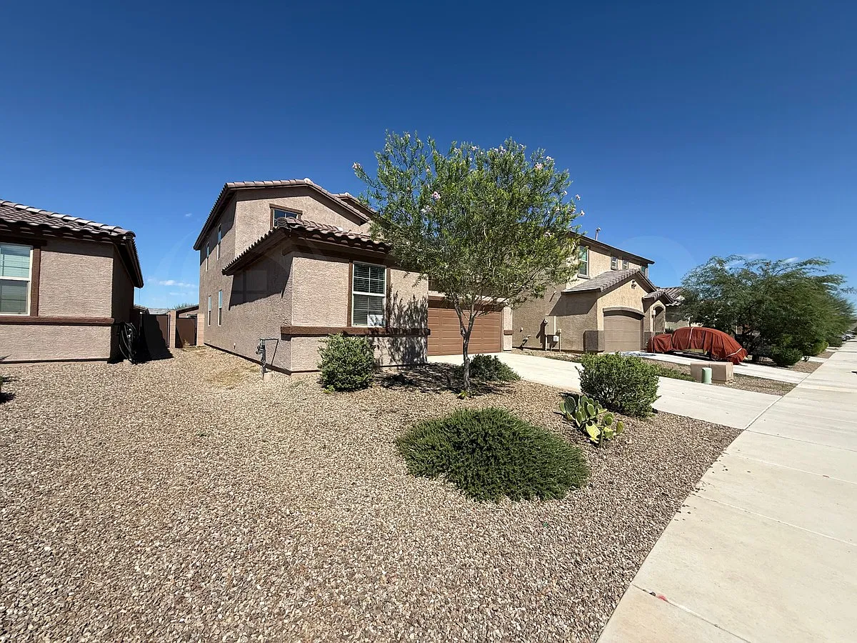 4 bed, 2.5 bath, 2208 sqft, $2,195 — Photo 3