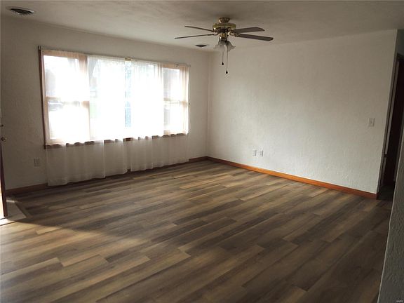 2nd image of 907 Killarney Dr