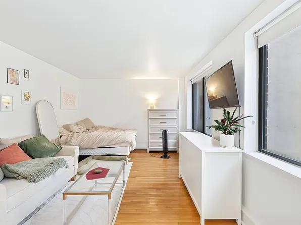 239 E 10th St APT 3A, New York, NY 10003