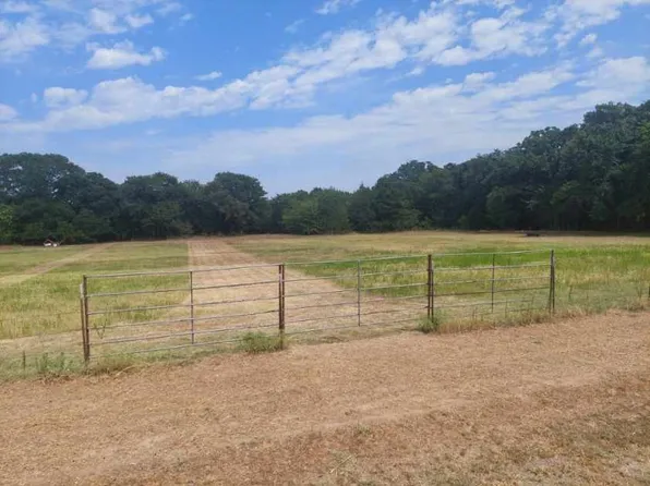 4 Bloomfield Rd, Valley View, TX 76272