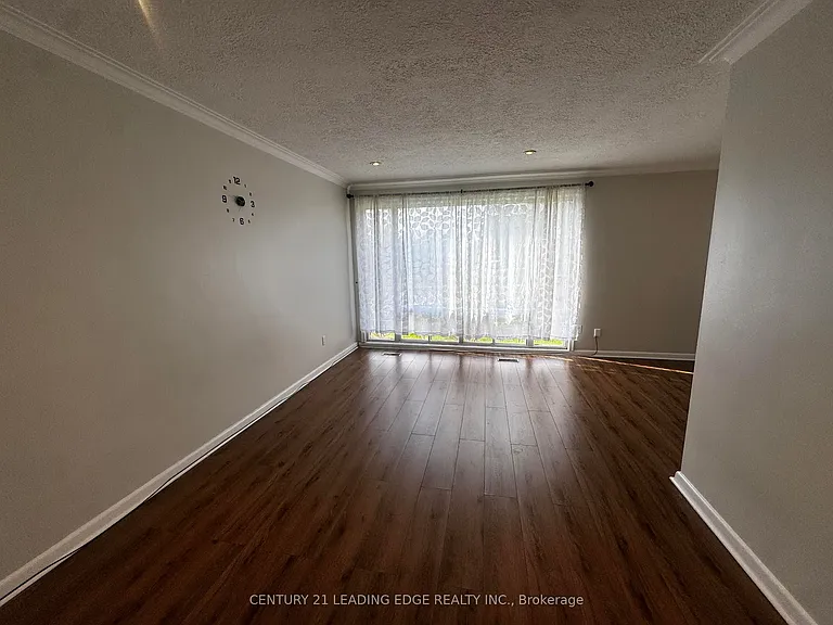 409 Paliser Cres S — Photo 4