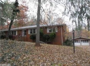 3525 Lakeview Dr, Pfafftown, NC 27040