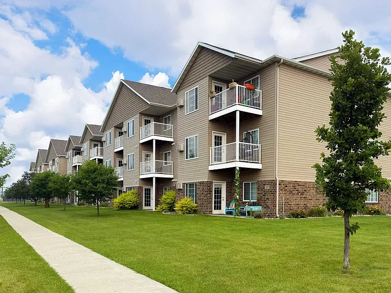 Maple Creek Apartments in South Fargo close to 45th Street — Photo 2