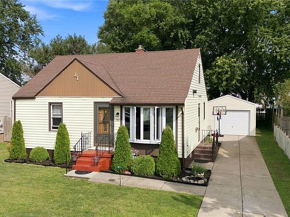 3rd image of 160 Clover Pl