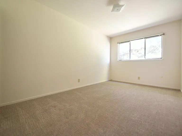5390 Broadway — Photo 17