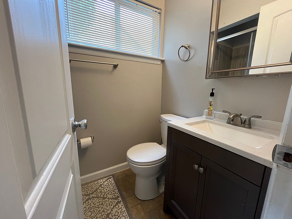 1st image of 3905 Brentwood Cres