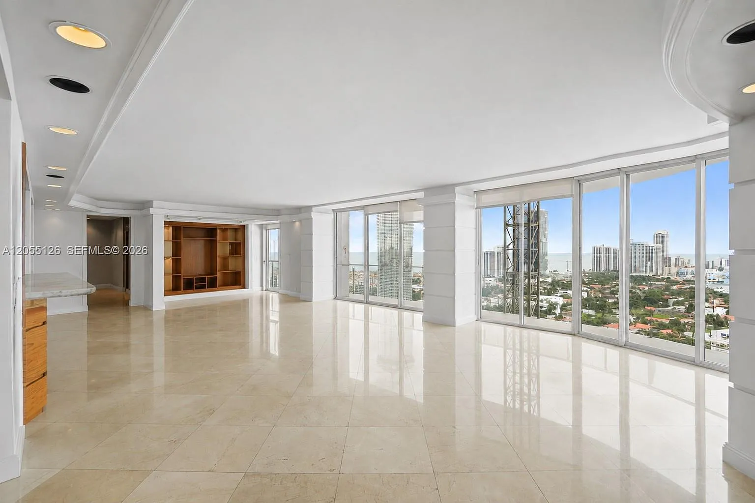 Turnberry Towers Condo — Photo 4