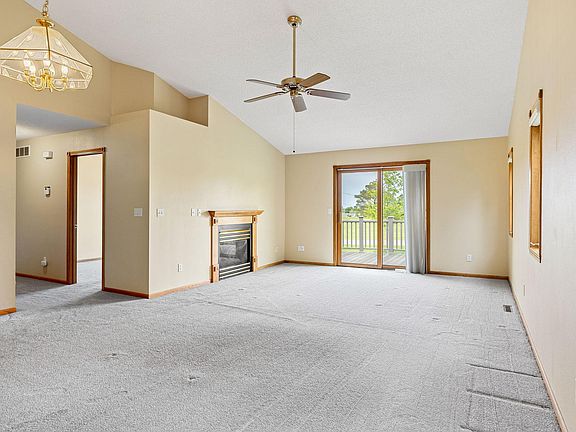 5th image of 410 Hazeltine Pl NE