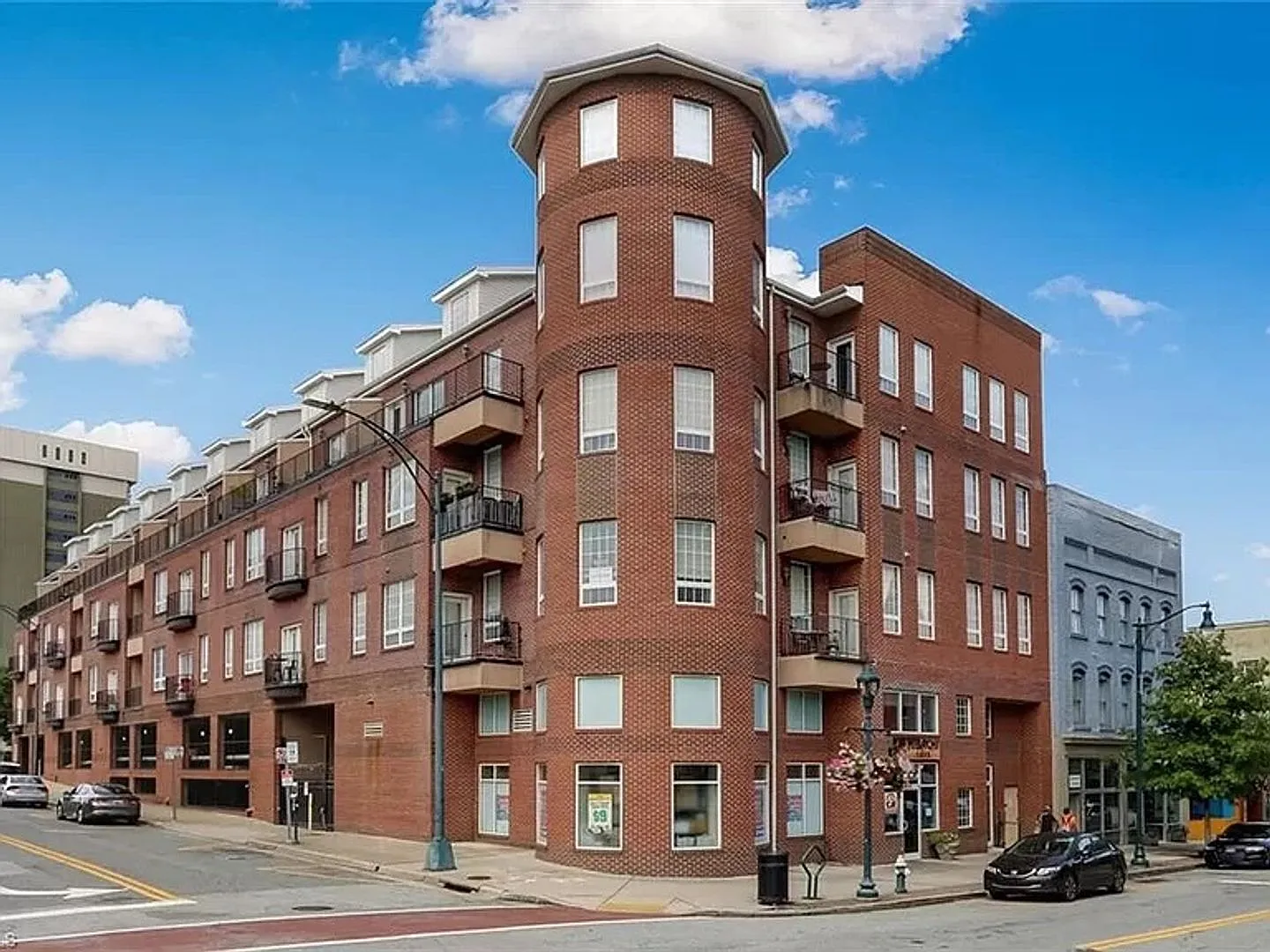 1 bedroom 1 bathroom Downtown Living Spacious Condo in the heart of Greensboro — Photo 1