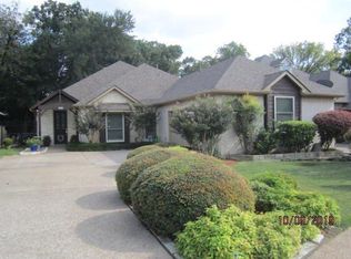 708 Village Green Dr, Desoto, TX 75115