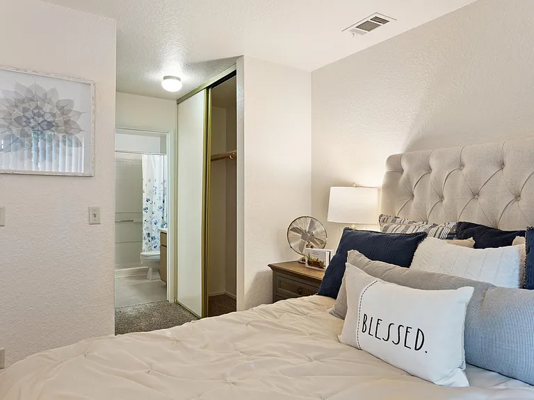 Live Oak Apartments — Photo 10