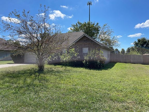 2nd image of 210 W Pheasant Ln