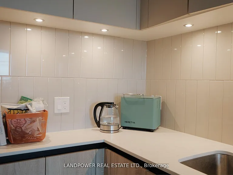 7950 Bathurst St #313 — Photo 5