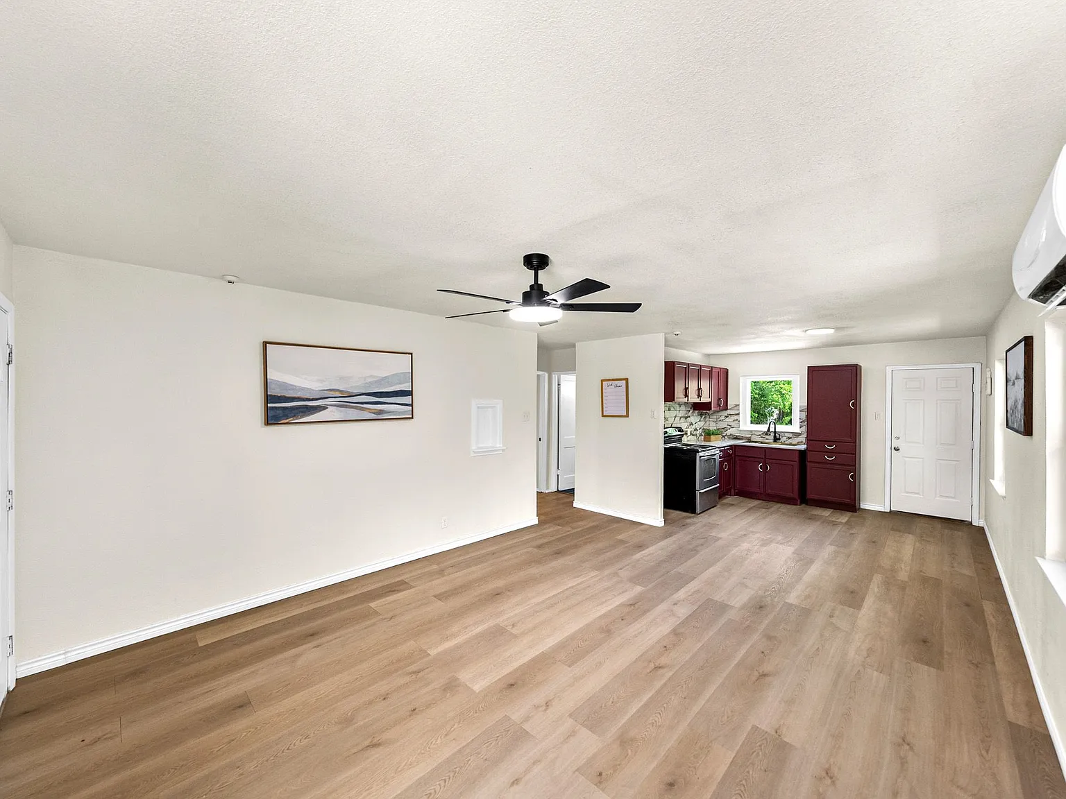 3 bed, 913 sqft, $1,300 — Photo 3