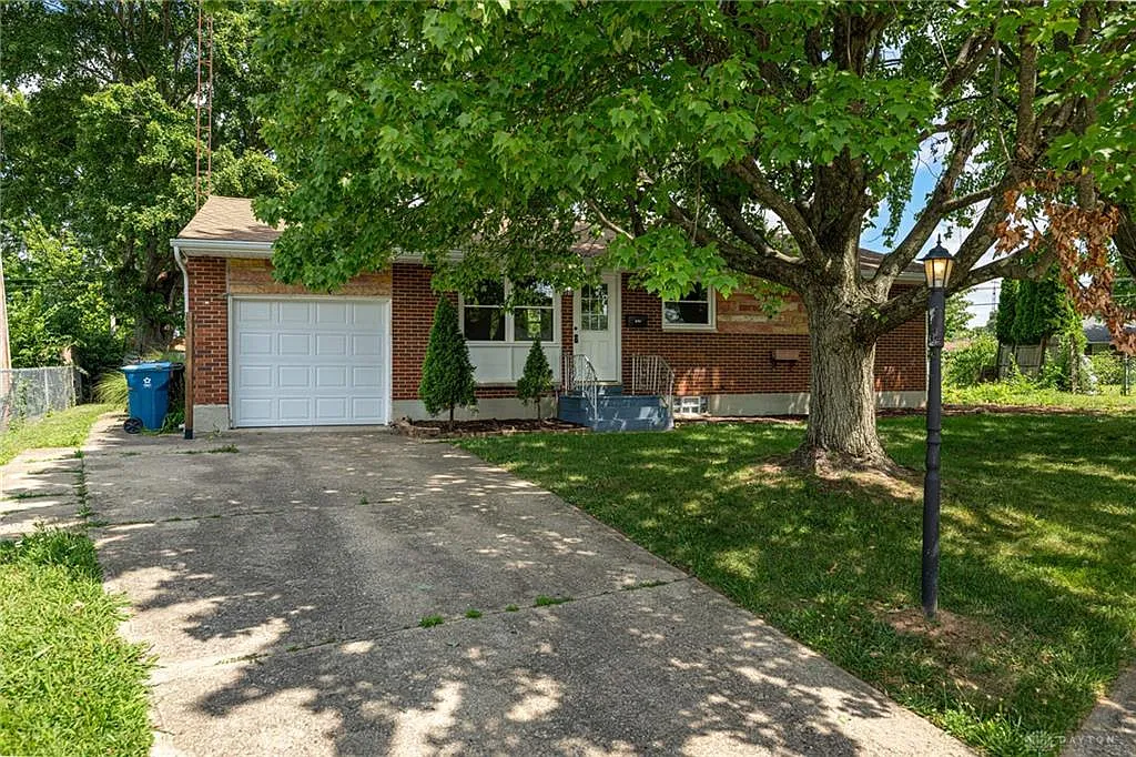 3 bed, 1.0 bath, 972 sqft, $1,650 — Photo 1