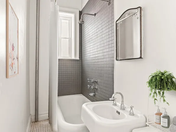 175 Prospect Park South West image 5 of 9