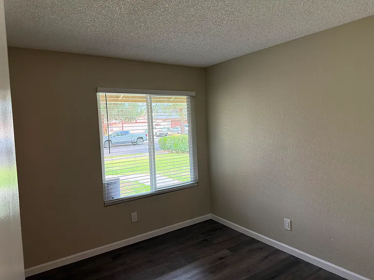 1315 E Flora St — Photo 26