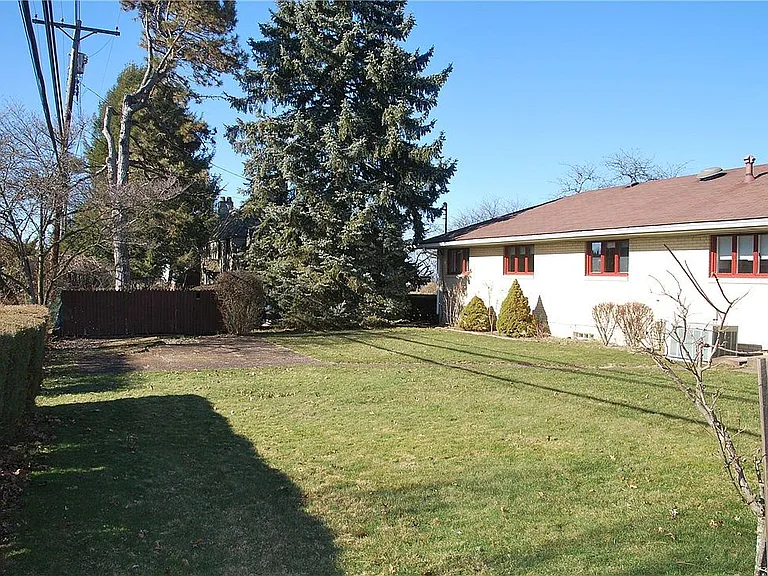 13 Carleton Dr — Photo 9
