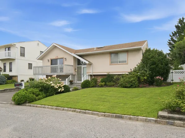 5 Willow Street, Bayville, NY 11709