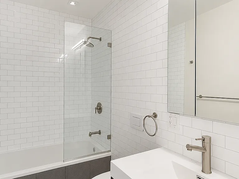 2035 Gates Ave #3 — Photo 6
