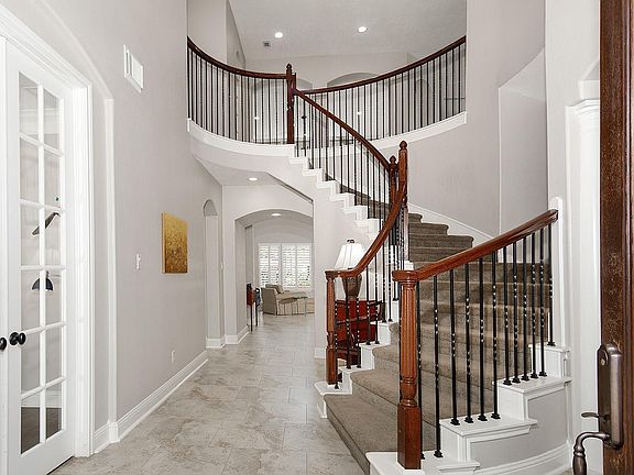 3rd image of 102 Player Oaks Pl